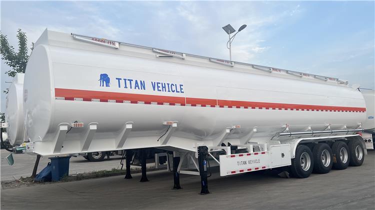 Se vende en Zimbabue un remolque cisterna de combustible de 4 ejes y 54.000 litros.