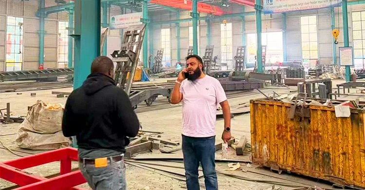 Semirremolque de plataforma plana de 4 ejes en venta en Dar es Salaam, Tanzania.