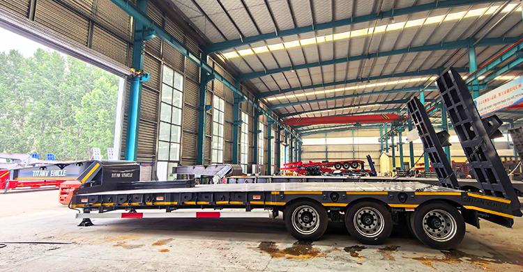 Se vende plataforma baja Titan de 3 ejes en Ghana.
