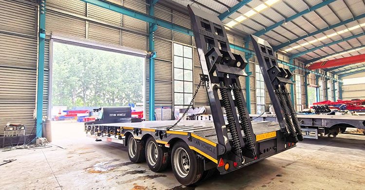 Se vende plataforma baja Titan de 3 ejes en Ghana.