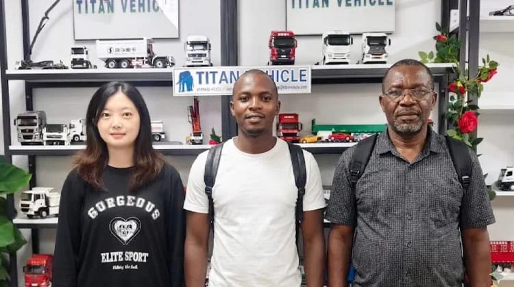 Remolque hidráulico de plataforma baja de tres ejes en venta en Nigeria