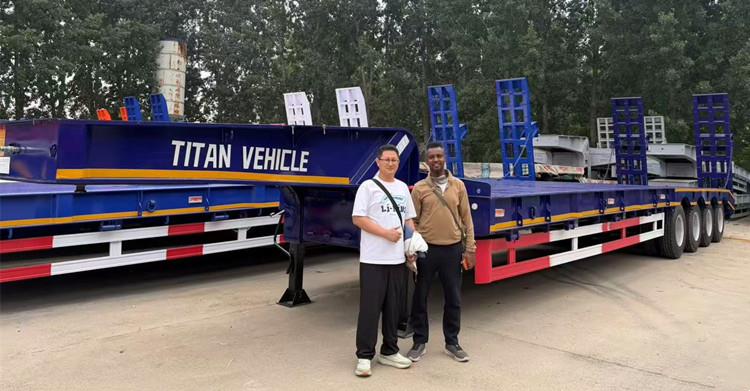 Clientes de Guyana visitaron la fábrica de TITAN para comprar un remolque de plataforma baja de 4 ejes.