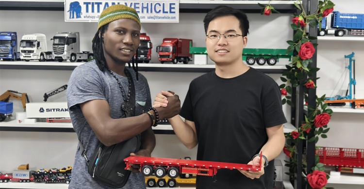 Un cliente tanzano visitó la oficina de TITAN en Guangzhou para comprar un remolque de plataforma.