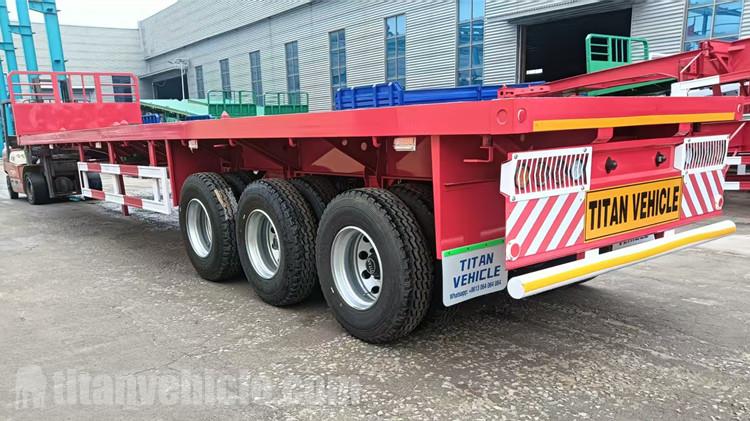 Un cliente tanzano visitó la oficina de TITAN en Guangzhou para comprar un remolque de plataforma.