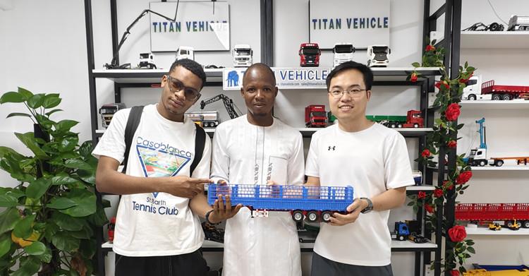 Clientes guineanos visitan TITAN para comprar el semirremolque Fence Cargo