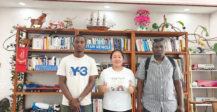 Se vende cami&oacute;n con remolque de plataforma baja de 3 ejes y 60 toneladas en Sierra Leona.