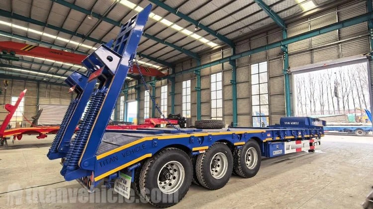 Remolque de plataforma baja de tres ejes en venta en Panamá