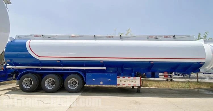 Un cliente zambiano visita TITAN para comprar un semirremolque cisterna de combustible de 45.000 litros.
