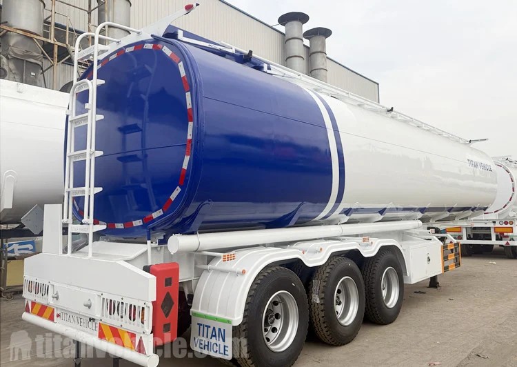Se vende semirremolque cisterna TITAN en Accra, Ghana.