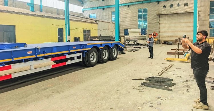 Remolque de plataforma baja de 3 ejes y 60 toneladas en venta en Arabia Saudita.