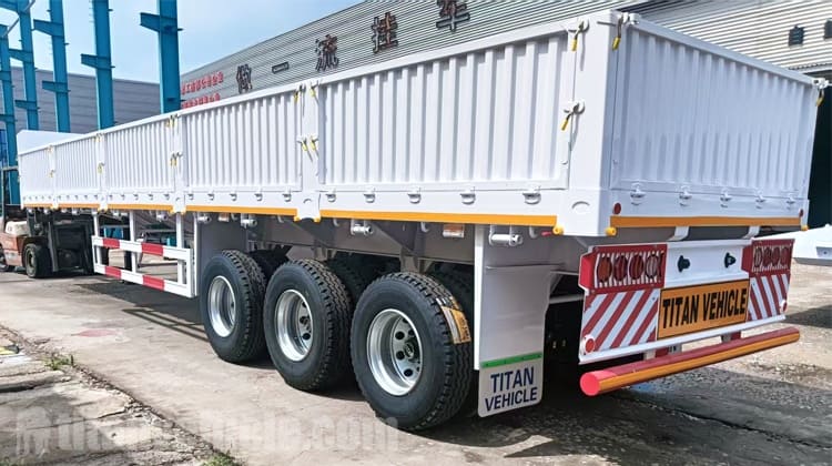 Remolque de tres ejes con laterales abatibles a la venta en Mozambique