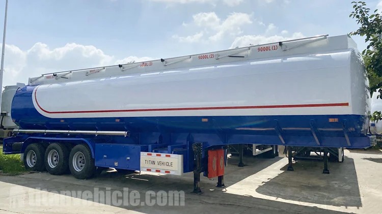 Clientes de Mali visitan la f&aacute;brica de TITAN para comprar camiones cisterna de combustible.
