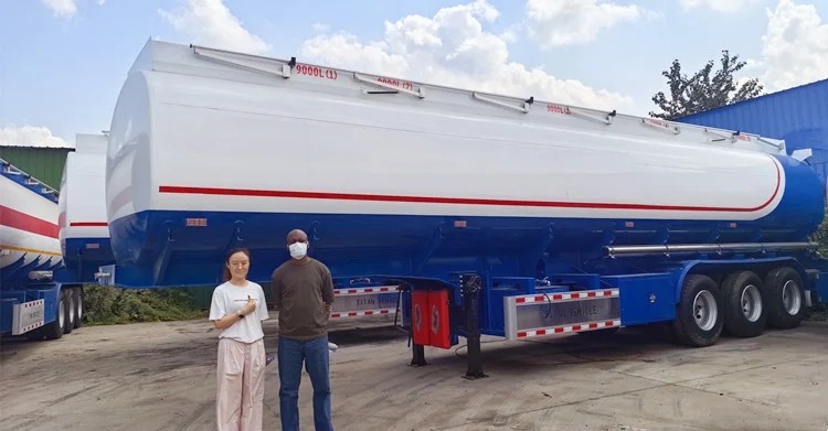 Clientes de Mali visitan la f&aacute;brica de TITAN para comprar camiones cisterna de combustible.