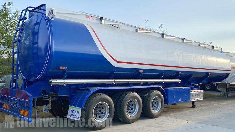 Clientes de Mali visitan la f&aacute;brica de TITAN para comprar camiones cisterna de combustible.