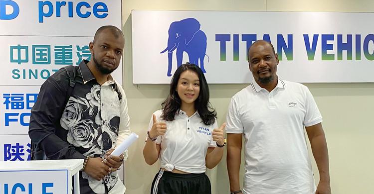 Clientes zimbabuenses visitan TITAN para comprar un remolque de plataforma de tres ejes.