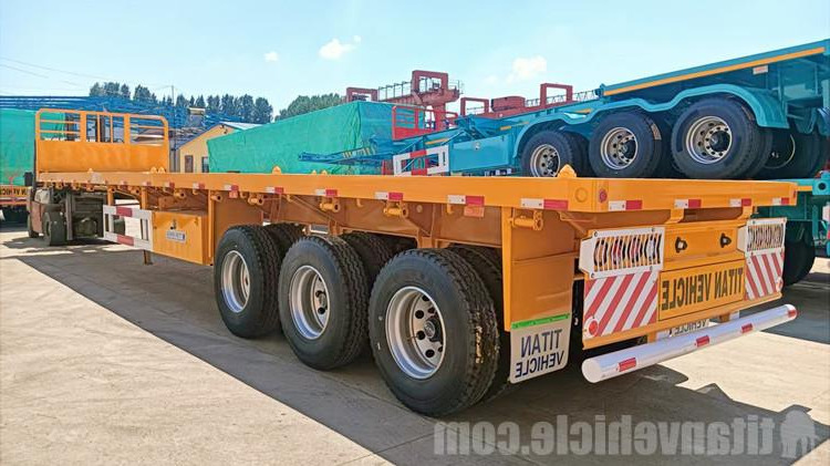 Clientes zimbabuenses visitan TITAN para comprar un remolque de plataforma de tres ejes.