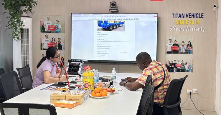 Cliente liberiano visita TITAN para comprar un semirremolque de plataforma rebajada de 60 toneladas.
