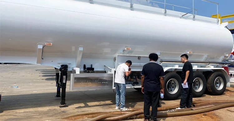 Se vende en Mali un remolque cisterna de combustible diésel de 45.000 litros.