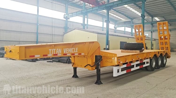 Cami&oacute;n semirremolque de plataforma baja de 3 ejes en venta en Uganda.