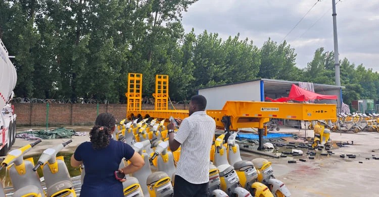 Camión semirremolque de plataforma baja de 3 ejes en venta en Uganda.