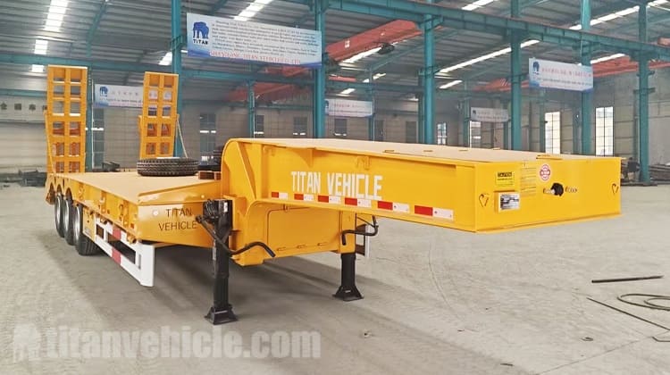 Cami&oacute;n semirremolque de plataforma baja de 3 ejes en venta en Uganda.