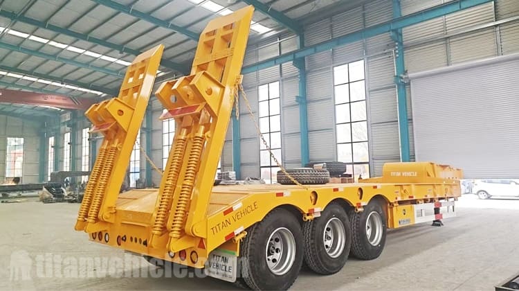 Cami&oacute;n semirremolque de plataforma baja de 3 ejes en venta en Uganda.
