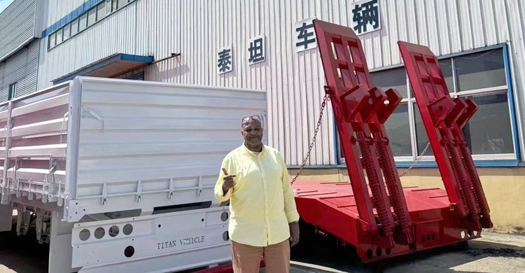 Un cliente zambiano visita TITAN para comprar un semirremolque de tres ejes para el transporte de granos.