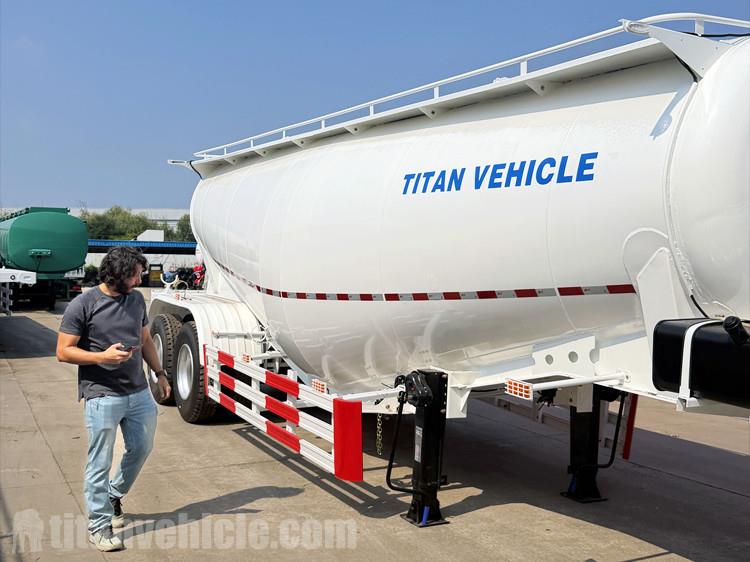 Cliente dominicano visita TITAN para comprar un cami&oacute;n cisterna de cemento de 2 ejes y 25 m&sup3;.