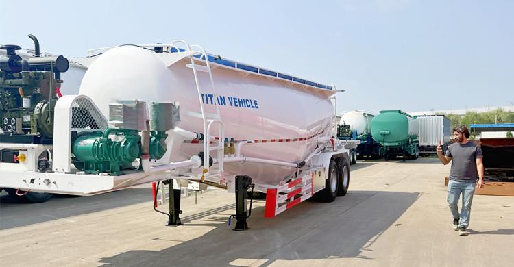 Cliente dominicano visita TITAN para comprar un cami&oacute;n cisterna de cemento de 2 ejes y 25 m&sup3;.
