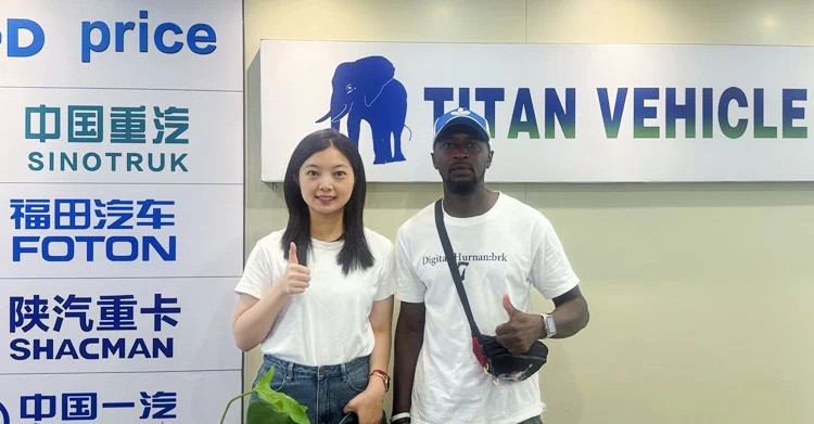 Un cliente senegal&eacute;s visita TITAN para comprar un remolque esqueleto de 4 ejes.