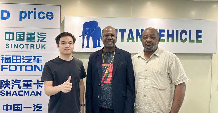 Clientes tanzanos visitan TITAN para comprar un remolque de plataforma.