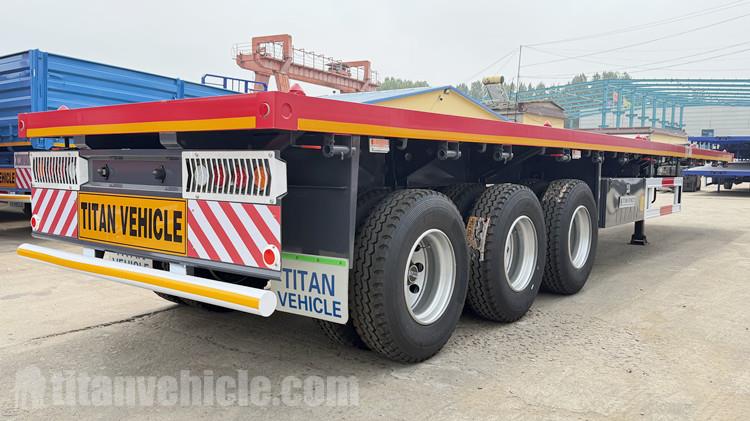Clientes tanzanos visitan TITAN para comprar un remolque de plataforma.