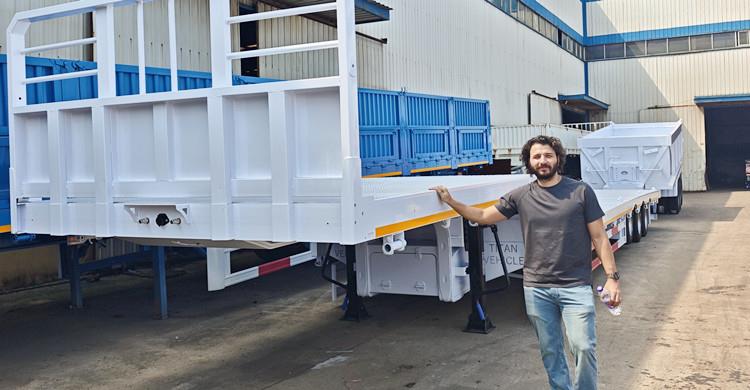 Cliente de Costa Rica visita la fábrica de TITAN para comprar un remolque de plataforma.