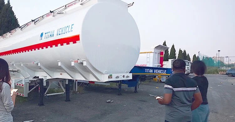 Se vende cami&oacute;n cisterna Titan en Senegal.