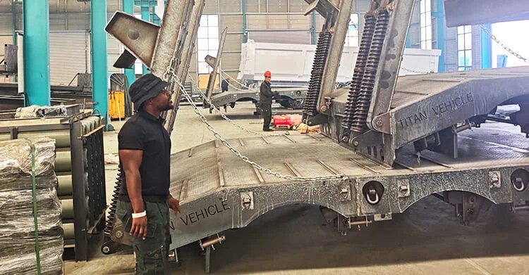 Remolque de plataforma baja de 3 ejes y 60 toneladas en venta en Guinea.